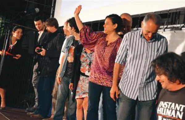 Ustvarjalci na festivalu z odra sestopijo med gledalce 
