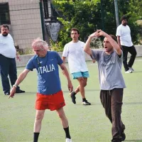 Edino tekmovanje na festivalu je tradicionalna nogometna tekma med gosti in prostovoljci  - sodnik Helmut Gorschup, direktor filmskega festivala v Innsbrucku, Valterap (desno), filmski kritik Olaf Mooeler (levo) in italijanski režiser Michelangelo Framartino (na sredi)