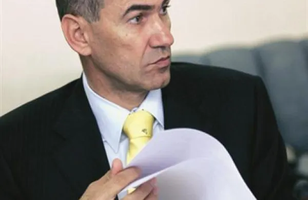 SDS je danes v parlamentarno proceduro vložila predlog za spremembo ustave, po katerem bi se lahko državni zbor razpustil sam, če bi tak sklep podprlo najmanj 46 poslancev.