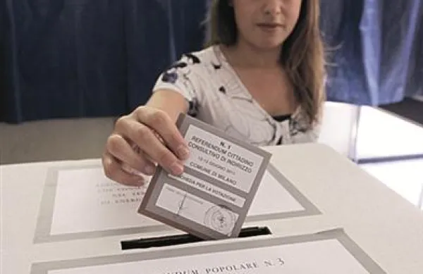 Množična udeležba na referendumih in uspešen izid pomenita nov hud politični udarec za italijanskega premierja Berlusconija.