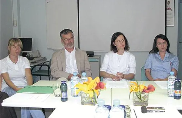 Delovanje referenčne ambulante so predstavili (z leve) Andreja Kandus, diplomirana medicinska sestra, dr. Igor Švab z ministrstva, zdravnica Martina Trebižan Rupnik in Jana Klanjšček, zdravstvena tehnica  