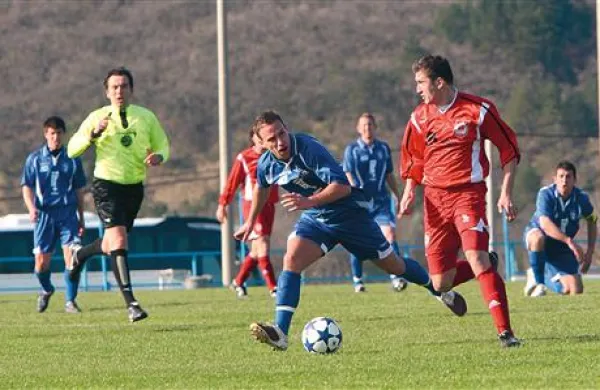 Dekančani (v modrem) bodo najbrž napredovali v drugo ligo in tam igrali v sodelovanju s FC Koprom