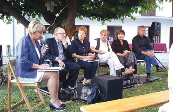 O Komelu in njegovem delu so se pogovarjali (z leve) Nelida Nemec, dr. Branko Marušič, Alenka Saksida, Aleksander Peršolja, Nives Marvin in Milovan Valič