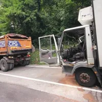 Tovorni vozili sta trčili malo pred 8. uro na regionalni cesti Plave-Deskle.