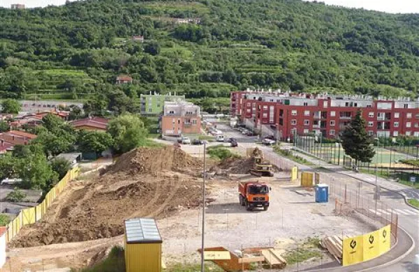 Podjetje Granit je v Olmu, nasproti vrtca, začelo opravljati zemeljska dela, ki napovedujejo gradnjo bodočega doma upokojencev. 
