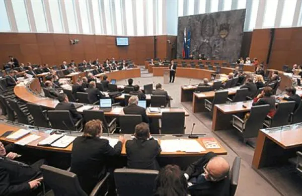 Poslanci so večinoma nenaklonjeni predlogu novele zakona o graditvi objektov, ki narekuje ukinitev možnosti gradnje objektov za lastne potrebe v velikosti do 250 kvadratnih metrov v lastni režiji. 