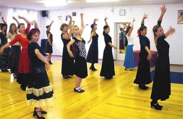  Koprske tečajnice nekajkrat na leto obišče in poučuje tudi maestra Inmaculada Lobato (skrajno desno, spredaj). 