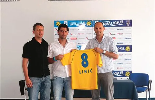 Siniša Linić (na sredi) v družbi z direktorjem Fc Luka Koper Tomažem Beletom (levo) in športnim direktorjem Andrejem Poljšakom (desno)