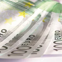 Neznana moška sta iz pošte v Semedeli odnesla približno 12.000 evrov.
