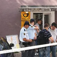 Policisti in kriminalisti so takoj začeli preiskovati tatvino. 