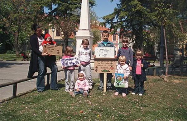 V aprilu je skupina staršev s svojimi otroki opremila Trg padlih s tablami, na katerih so koristna sporočila o ohranitvi čistega parka.