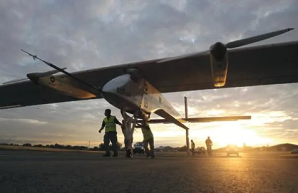 Solar Impulse ob pristanku v Parizu. 