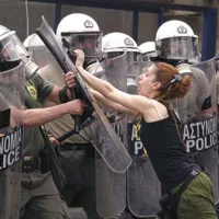 Protestnica in policisti blizu parlamenta.