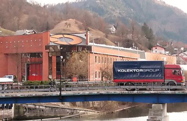 Kolektorjeva orodjarna skupaj s strojegradnjo zaposluje 160 delavcev in je največja orodjarna v Sloveniji.