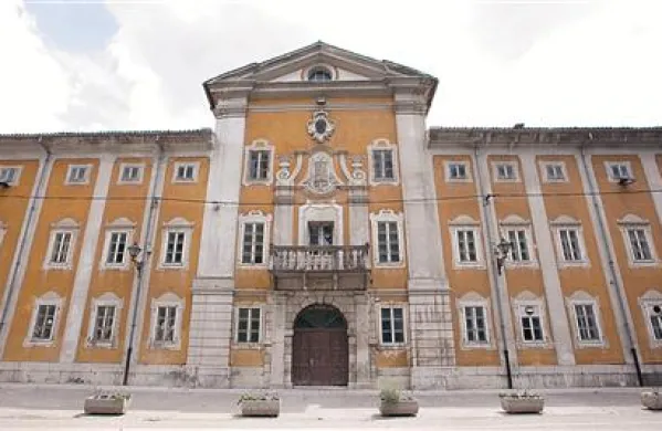Začetek obnove osrednjega dela Lanthierijevega dvorca je še vedno v zraku.