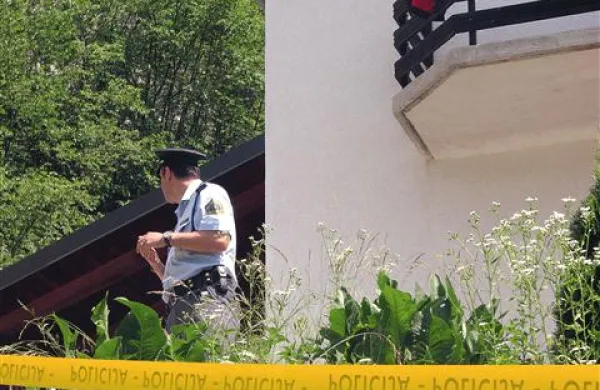 Policijski trak je varoval široko območje okoli hiše 