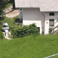Kriminalisti in forenziki so včeraj večji del dneva zbirali dokaze o okoliščinah  tragičnega dogodka v Trebenčah 