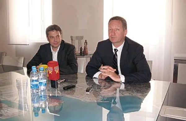 Novogoriški župan Matej Arčon se danes z delegacijo obiskal Koper, kjer je z županom Borisom Popovičem govoril o možnostih sodelovanja med občinama. 