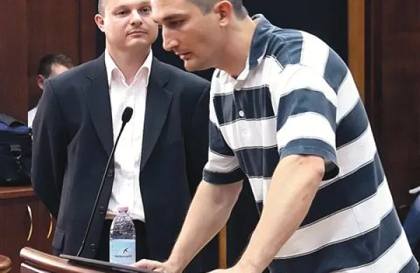 Včeraj je obramba znova načela vprašanje o zakonitosti Osivnikove (prvi z desne) prijave Popoviča. V ozadju Darko Muženič.