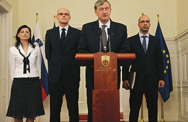 Predsednik Komisije za preprečevanje korupcije Goran Klemenčič ter namestnika predsednika komisije Rok Praprotnik in Liljana Selinšek so predsedniku republike Danilu Türku predali Letno poročilo komisije za leto 2010.