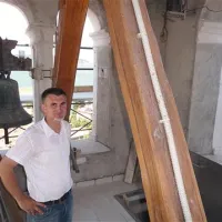 Nekaj posegov so opravili tudi v zgornjem  delu zvonika. Za Tihomirjem Busijo eden od štirih  bronastih zvonov, na katerih so upodobljeni svetniki in  so  različne velikosti, saj  teža vpliva na njihov zven.    