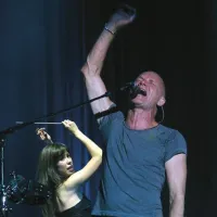 Sting z dirigentko s Sarah Hicks