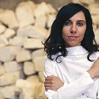 PJ Harvey bo v Ferrari nastopila 6. julija.