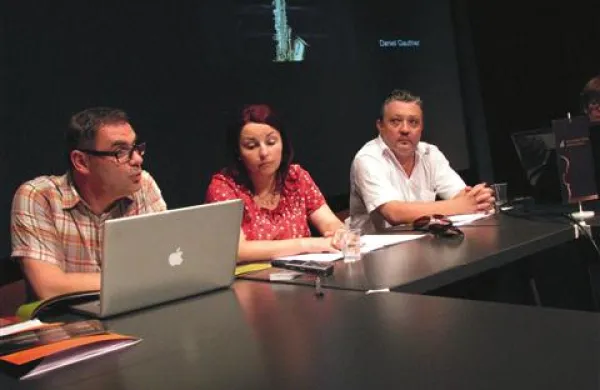 Umetniški vodja Matjaž Drevenšek, direktorica Kulturnega doma Pavla Jarc in direktor Glasbene šole Mykhaylo Madan na včerajšnji novinarski konferenci 