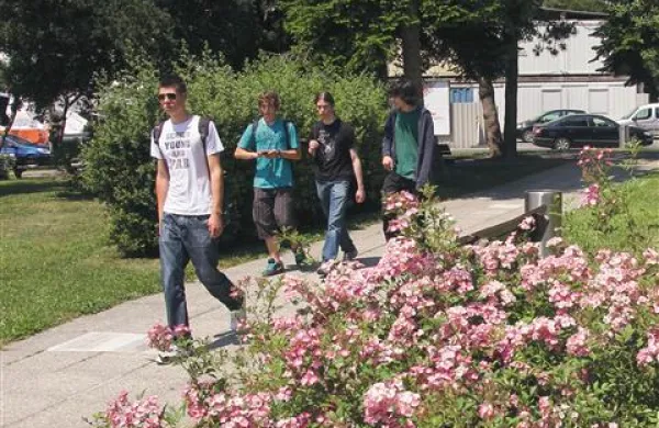Medtem ko srednješolci v Novi Gorici že leta skrbijo za mladostniški utrip v mestu, študentov skorajda ni videti, čeprav jih ni malo 