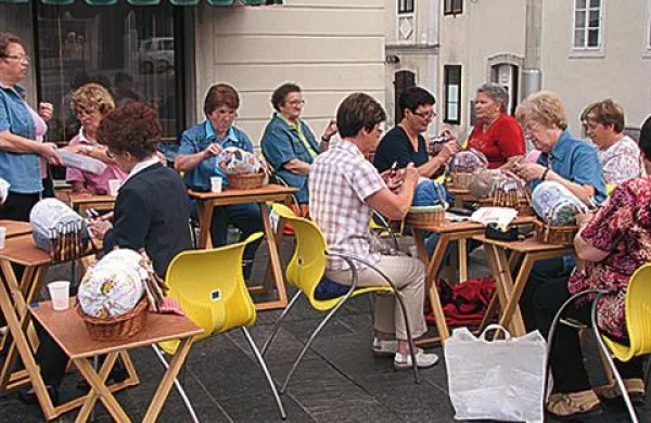 Utrinek s festivala idrijske čipke iz leta 2008.