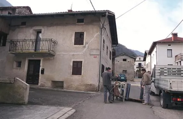 “Vpil je, naj gremo stran, da ne bodo naši sinovi in hčere ostali brez očetov,” je strašljivo dogajanje za vrati hiše v Volčah  opisal policist.