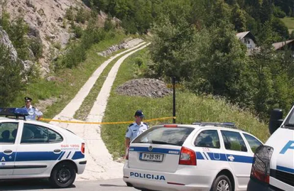 Policisti, ki so včeraj še preiskovali ozadje družinske tragedije, so omejili dostop do družinske hiše.