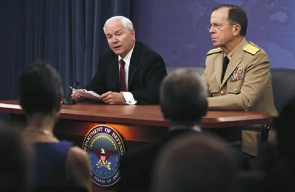  Ameriški obrambni minister Robert Gates (levo) in poveljnik združenega poveljstva ameriške vojske admiral Mike  Mullen (desno).  