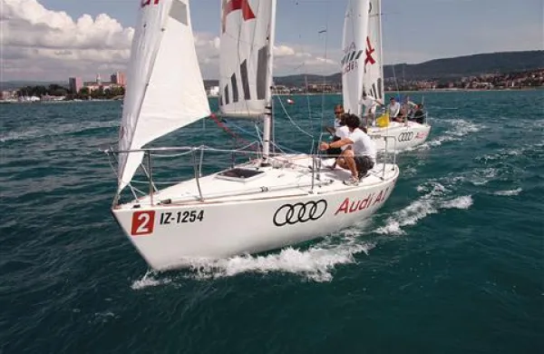 V medsebojnem dvoboju je Danec Mats Ebler (v ospredju) premagal Južnoafričana Iana Ainslieja, a sta se oba že uvrstila v jutrišnji polfinale  
