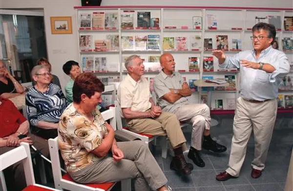 Strokovnjaku za staranje in Alzheimerjevo bolezen so tokrat prisluhnili zlasti starejši.