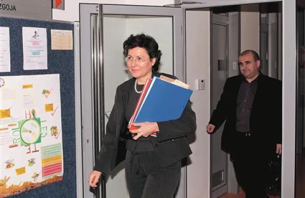 Kalanova  je  v zadnjih dneh vodenja ZD z javnostjo komunicirala prek svojega odvetnika Janeza Tekavca. Tudi pogodbe z Mabro in Poštno banko Slovenije ni želela pokazati.
