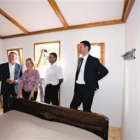 V notranjost hišk je Mateja Hrvatin Kozlovič (na fotografiji med koprskim županom Borisom Popovičem, predsednikom KS Marezige Alenom Babičem in vodjo županovega kabineta Tomažem Gantarjem) namestila obnovljeno staro istrsko pohištvo