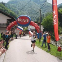 Mitja Kosovelj je skozi cilj pritekel s slovensko zastavo v roki
