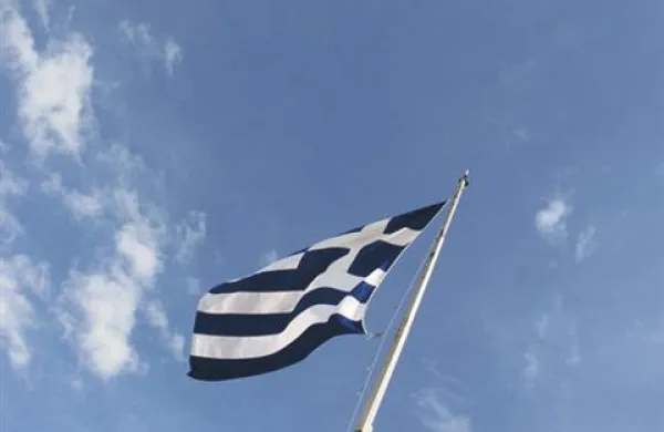 107-letna Grkinja, ki je skoraj pol stoletja vsak dan dvigovala grško zastavo, je postala narodna junakinja.