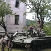 V Parku vojaške zgodovine Pivka so člani Kulturno-zgodovinskega društva Triglav uprizorili predstavo Oklep 91 