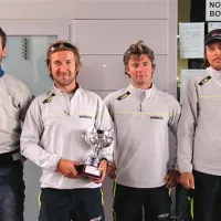 Posadki krmarja Madsa Eblerja (s pokalom) je v nedeljskem finalu pomagal tudi Mitja Nevečny (levo), ki je zamenjal Vida Jeranka, ta je bil na krovu v petek in soboto