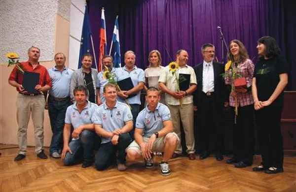 Občinski nagrajenci z gosti: (stojijo z leve) Evgen Kavčič, Cveto Stanonik, Simon Perčič, Zvonko Gec, Marijan Zega, Katarina Kresal, Boris Budal, Danijel Božič, Ivana Žigon, Teja Štrekelj, (spredaj)  Vojko Marušič, Jurij Ličen in Martin Ličen