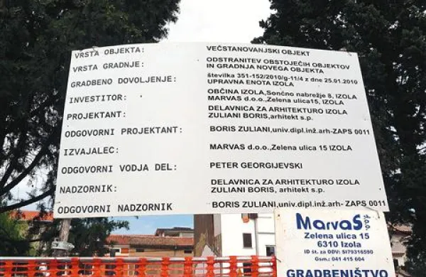Občina in Marvas  sta  za  gradbeno dovoljenje zaprosila  avgusta lani in ga dobila  25. januarja.   Klokočovnik je gradbeno pogodbo podpisal dan pred prihodom Kolenca. 