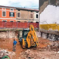 Marvas je z gradnjo stanovanj (od   30 do 80 kvadratnih metrov)   začel  sredi maja, ko je  porušil nekdanjo halo Avto moto društva. Zgradil naj bi jih do konca aprila 2012.   Njihova “proizvodna” cena  naj bi znašala  2082 evrov za kvadratni meter, prodajna  pa morda   za dobrih 400 evrov več.