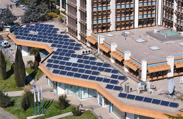 Streha bančne stavbe od marca proizvaja elektriko. 