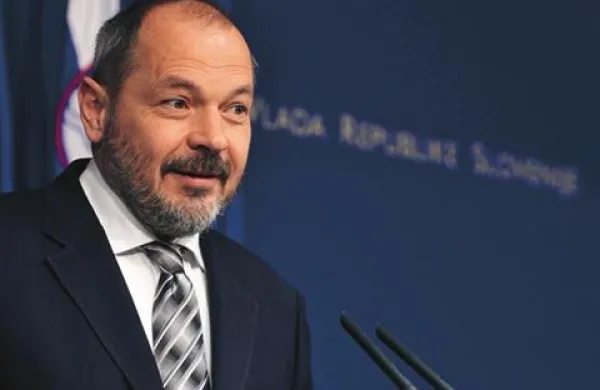 Minister Križanič poudarja, da Slovenija pri nadaljnji pomoči močno prezadolženi Grčiji vztraja pri ustreznem zavarovanju posojil tej državi.