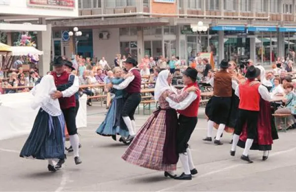 Gartrož, folklorna skupina, ki nosi vrtnico vimenu 