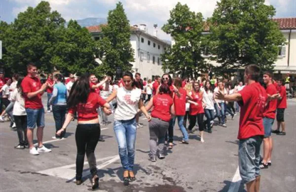 Dijaki so danes parlamentarce opozarjali na neupravičeno ukinitev štipendij za mladoletne dijake. Fotografija je simbolična.
