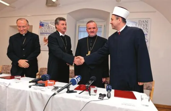 Ljubljanski nadškof in metropolit Anton Stres, predstavnik evangeličanske Cerkve škof Geza Erniša, paroh Srbske pravoslavne Cerkve Peran Bošković in mufti Islamske skupnosti Nedžad Grabus  so si danes segli v roke. 