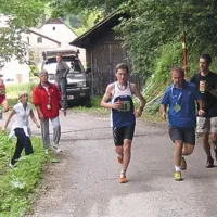 Trener slovenske reprezentance Edvin Kosovelj pri Hudajužni v teku daje nasvete Petru Lamovcu, desno ju spremlja Marko Šubic, rekorder proge GM4O, ki tokrat ni tekel